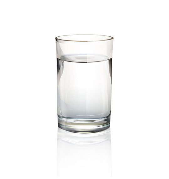 Um copo de água gelada